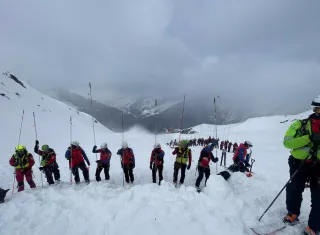 Se activó el protocolo de emergencia enviando al lugar a efectivos de la Guardia de Finanza (policía fronteriza italiana) y seis helicópteros medicalizados, explican las fuentes. Foto. EFE
