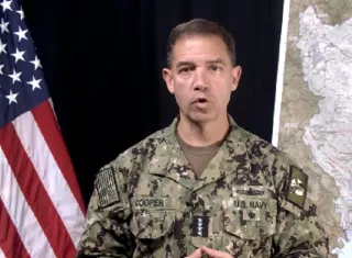 El líder del Comando Central estadounidense, Brad Cooper, señaló que el régimen iraní utilizaba una instalación subterránea reforzada para almacenar discretamente misiles de crucero antibuque, lanzaderas de misiles móviles. Foto. @Cetcom
