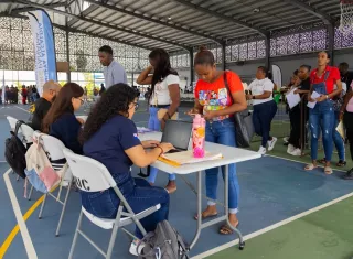 Cientos de colonenses buscan empleo en mantenimiento de la mina