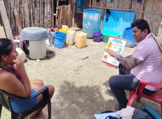  El personal de saneamiento ambiental realizó visitas domiciliarias a familias gunas. Foto: Cortesía 