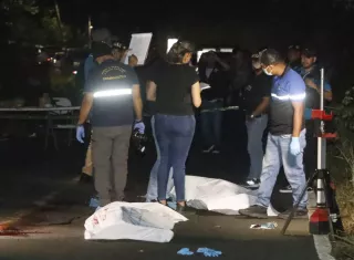 ¡Horror! Los cuerpos de las mujeres fueron encontrados, uno en mitad de la calle y el otro de cabeza en una cuneta. 