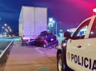 El conductor se estrelló contra la parte trasera de un camión estacionado. 