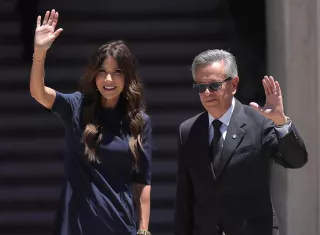 La funcionaria estadounidense, Kristi Noem (i), posa junto al embajador de Honduras en EEUU, Roberto Flores Bermúdez previo a una reunión con el presidente de Honduras, Nasry Asfura, en la Casa Presidencial en Tegucigalpa. Foto. EFE