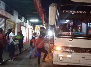 En el caso del distrito de La Chorrera, la propuesta de los transportistas es aumentar a $0.50 en los llamados “buses de lujo” que viajan a la capital, al igual que a los de “lata”. Foto. Eric Montenegro