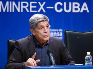 El viceministro de Exteriores de Cuba, Carlos Fernández de Cossío, destacó que sus fuerzas militares se preparan ante cualquier agresión. Foto. EFE