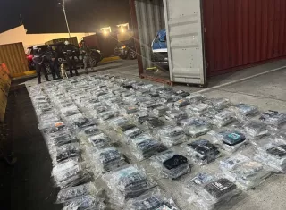 La narcocarga estaba oculta entre mercancía declarada.  /  Foto: PN