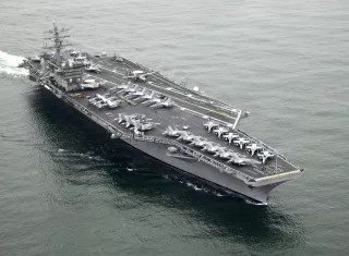 El USS Nimitz, considerado uno de los buques de guerra más grandes del mundo, mide unos 333 metros de largo y tiene capacidad para albergar hasta 90 aeronaves.