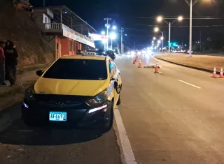El hombre quedó tendido en el pavimento. Murió en el lugar del accidente. Foto: Alexander Santamaría 