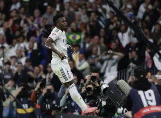 Vinícius Jr. celebra el gol que le dio el triunfo al Real Madrid en el Derbi Madrileño. Foto: EFE