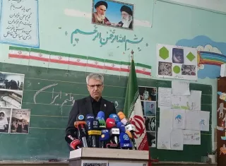 Las declaraciones del portavoz se producen después de que el presidente de Estados Unidos, Donald Trump, anunciase este lunes que ha iniciado negociaciones con Irán para poner fin al conflicto y ha ordenado posponer durante cinco días los ataques contra la infraestructura energética iraní para dar espacio a las negociaciones. 