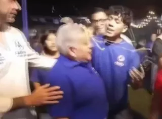 Captura de video tomada a través de rastreo de redes del empresario derechista y candidato presidencial en Perú César Acuña (i) junto a un joven que le rompió un huevo en la cabeza durante un acto electoral. Foto/EFE
