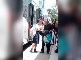 “Como si nada”: Carterista devuelve celular hurtado y escapa en taxi