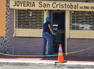 Esta es la cuarta vez que delincuentes hurtan joyas y relojes del local comercial.  /  Foto: Thays Domínguez