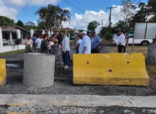 Durante la reunión con los concejales de La Chorrera, representantes del grupo que se opone al cierre de la vía mostraron una serie de mapas donde está demarcada la vía de acceso a la autopista. Foto. Eric Montenegro
