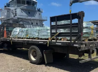 Los materiales de construcción fueron enviados vía marítima desde un puerto en la ciudad de Colón hacia la comarca Guna Yala. Foto. Cortesía