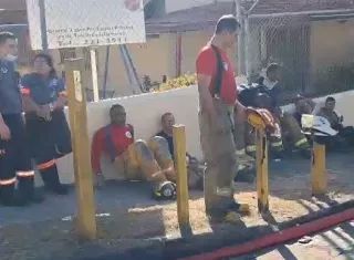 El incendio se inició a las 2 de la tarde del miércoles y aún los camisas rojas se mantienen en el sitio, tras batallar durante toda la noche y madrugada de hoy. 