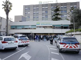 Numerosos periodistas y curiosos esperan a las puertas del Hospital Residencia Sant Camil, en Sant Pere de Ribes (Barcelona), el desenlace de la eutanasia de Noelia Castillo. Foto. EFE