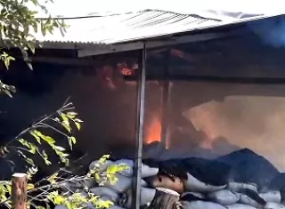 En las labores participaron al menos diez unidades de bomberos, con apoyo de varios carros cisterna y personal privado presente en el área