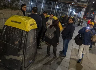 Un grupo de persona acamparon cerca de los tribunales donde comparecen Nicolás Maduro y Cilia Flores. Foto. EFE