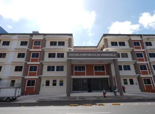 La escuela República de Venezuela abrió sus puertas en 1929 y 50 años después, en 1979 se convirtió en el bastión de lucha de los gremios de educadores. Hoy tiene una nueva cara, moderna, funcional y segura. 