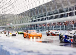 La competencia arrancó bajo condiciones climáticas adversas: pista mojada, estrategia obligatoria de neumáticos de lluvia y una vuelta de reconocimiento donde los pilotos estudiaban cada charco