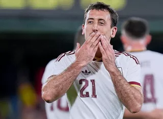 Mikel Oyarzabal fue la figura del partido al anotar doblete en el partido. Foto: EFE