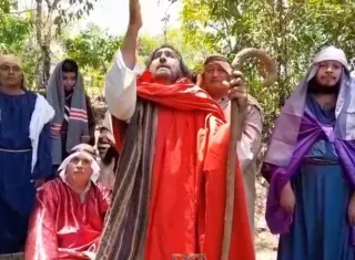 Algunos espectadores no pueden contener las lágrimas, mientras que otros reaccionan con expresiones de dolor ante las escenas que evocan el sacrificio de Jesús.