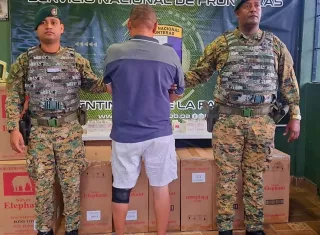 Cae hombre con más de 100 mil unidades de cigarrillos de contrabando en Bocas