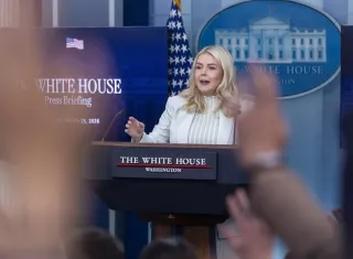 El Comando Central de Estados Unidos (Centcom) informó el sábado del despliegue del buque de ataque anfibio USS Tripoli, con 3.500 efectivos adicionales, "además de aeronaves de transporte y combate, así como unidades anfibias de ataque y tácticas". Foto. EFE