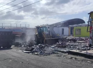 Al menos 10 vendedores de billetes de la Lotería Nacional de Beneficencia (LNB) que realizaban su actividad en medio de estos locales aseguran que no saben qué hacer al quedarse sin un sitio donde trabajar. Foto. Eric Montenegro
