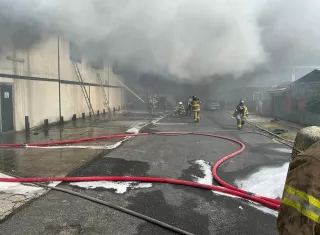 Aclaran tras fuego en Río Abajo: bomberos no custodian estructuras