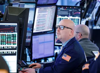 Los inversores se han alarmado de nuevo después de que el petróleo alcance un nuevo pico de precio cuando se acerca la quinta semana de conflicto. Foto. EFE