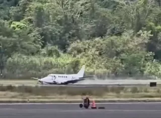 Unidades del Cuerpo de Bomberos de Panamá y de la empresa Tocumen S.A. atienden la emergencia.  /  Captura de video
