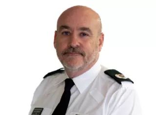 El subcomisario del cuerpo, Ryan Henderson, explicó que la bomba de fabricación casera fue colocada la pasada noche en el maletero del coche de un repartidor de comida.