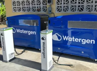 Del aire al vaso: llevan agua potable a isla olvidada 