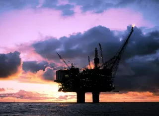 El mercado mantiene la cautela, ya que sigue sin haber garantías sobre la reapertura del estrecho de Ormuz, controlado por Teherán y clave para el transporte mundial de crudo. Foto. EFE