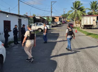 Solo se escucharon varios disparos, lo que generó pánico entre los vecinos y transeúntes, en medio de la corredera para no ser alcanzados por las balas.