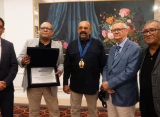 Oscar D'León recibe condecoración por sus 54 años de trayectoria musical