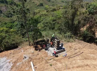 ¡Camino seguro para los niños! Avanzan puentes zarzos en Mironó