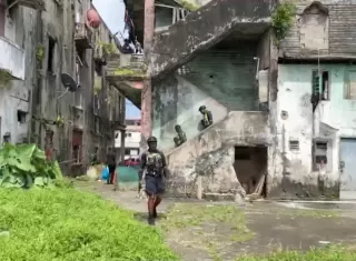 Una ronda policial llegó de forma repentina al lugar, lo que fue aprovechado por los delincuentes para darse a la fuga.