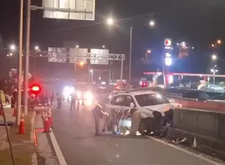 Camioneta se estrella contra muro; hay un muerto y un herido