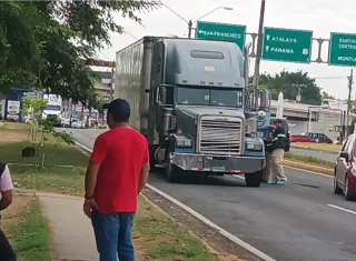 Joven aparece muerto frente al estadio de Santiago 