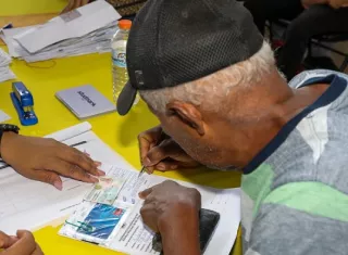 Excluyen beneficiarios de programas sociales del Mides por tener placas o cupos