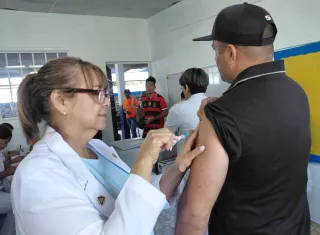 Las autoridades de salud instan a acudir desde este lunes a los centros de vacunación, especialmente a los grupos prioritarios.  /  Foto: Minsa