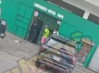 Pelaos llegaron a robar en minisúper y el dueño les soltó bala a los 2 