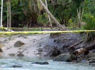 El hallazgo se reportó en la zona cercana a la quebrada, donde el cuerpo fue ubicado a un costado del afluente. 