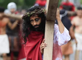 Ulloa encabezó viacrucis en Viernes Santo 