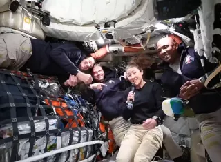 Astronautas de Artemis II duermen “como murciélagos”