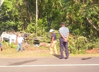 Camión con tanques de gas se voltea y queda metido en matorral en Colón 
