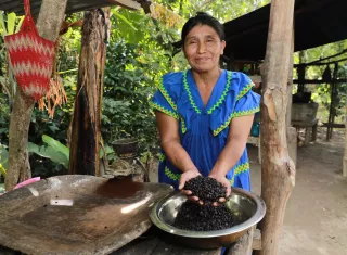 Ilda Salinas saca adelante a sus hijos con café orgánico en la comarca